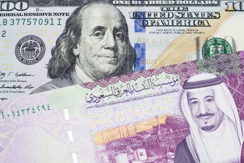 Amerikansk 100-dollarsedel med en färgstark 5-riyalsedel från saudi arabia royaltyfri bild