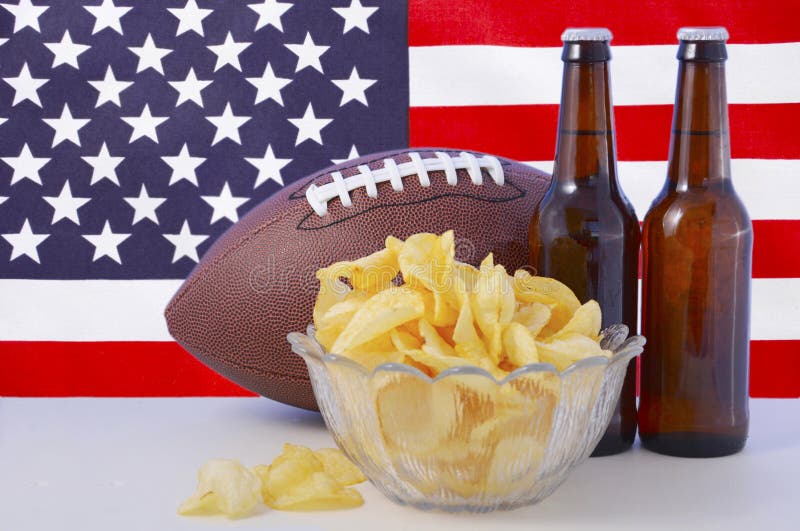 Amerikansk fotboll med öl och chiper fotografering för bildbyråer Amerikansk fotboll med öl och chiper fotografering för bildbyråer