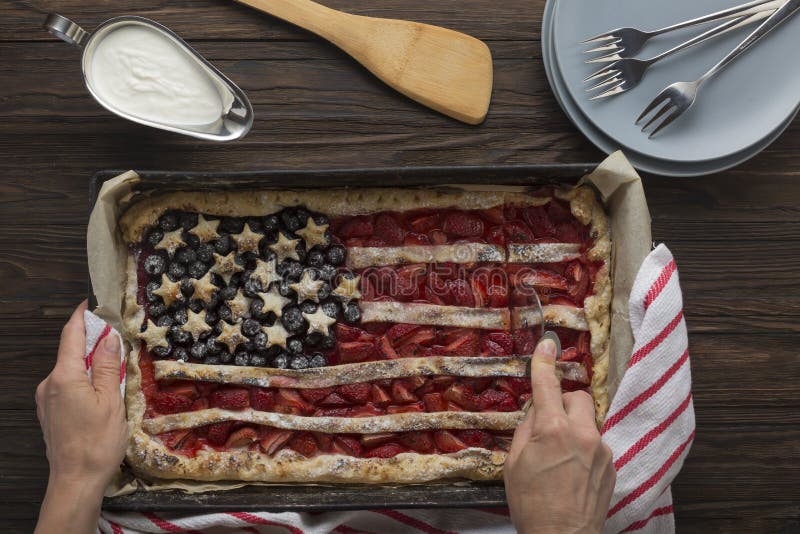 Amerikansk nationaldag eller arbetsdag jordgubbspaj i form av en flagga