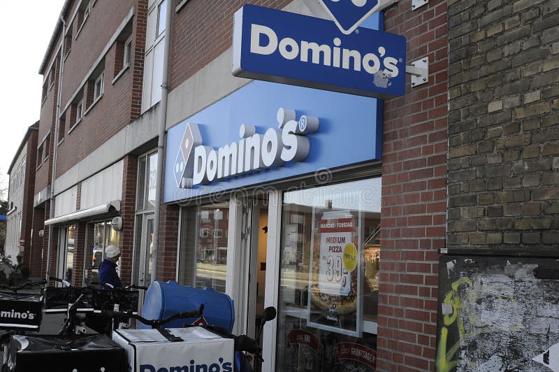 AMERIKANSK PIZZA FÖR ` S FÖR DOMINOBRICKA FÖR MATKEDJA royaltyfri fotografi AMERIKANSK PIZZA FÖR ` S FÖR DOMINOBRICKA FÖR MATKEDJA royaltyfri fotografi