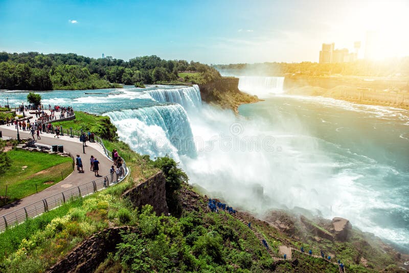 Amerikansk sida av Niagara Falls, NY, USA Turister som tycker om härlig sikt till Niagara Falls under varm solig sommardag royaltyfria foton