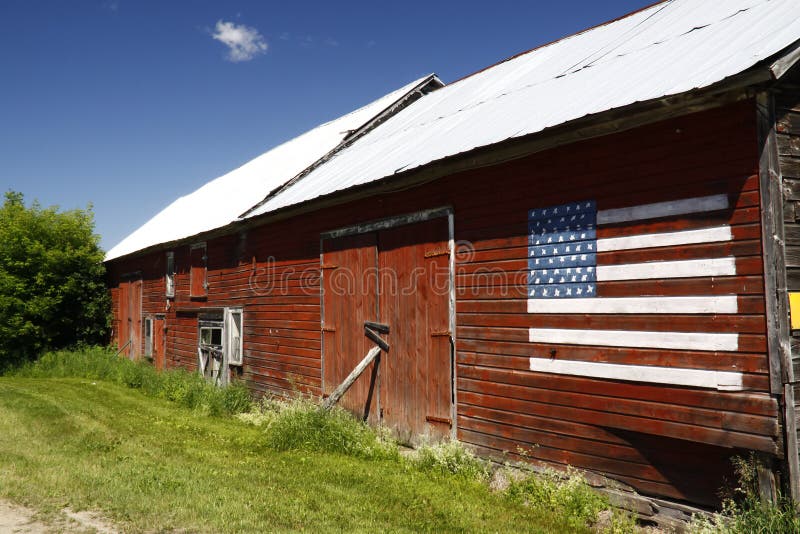 amerikansk sky för red för blå flagga för ladugård arkivbild amerikansk sky för red för blå flagga för ladugård arkivbild