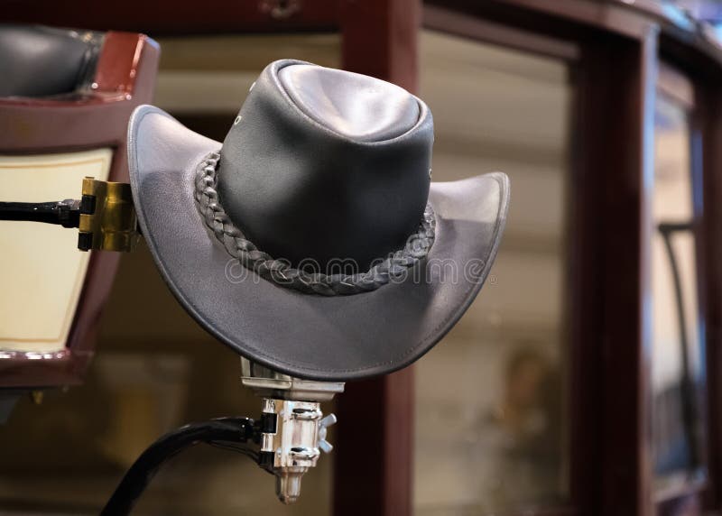 Amerikansk västra hatt för läder för rodeocowboysvart i gammal träranchladugård royaltyfri fotografi Amerikansk västra hatt för läder för rodeocowboysvart i gammal träranchladugård royaltyfri fotografi