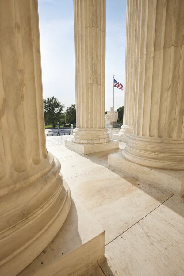 Amerikanska flaggan mellan kolonner av högsta domstolen royaltyfri fotografi Amerikanska flaggan mellan kolonner av högsta domstolen royaltyfri fotografi