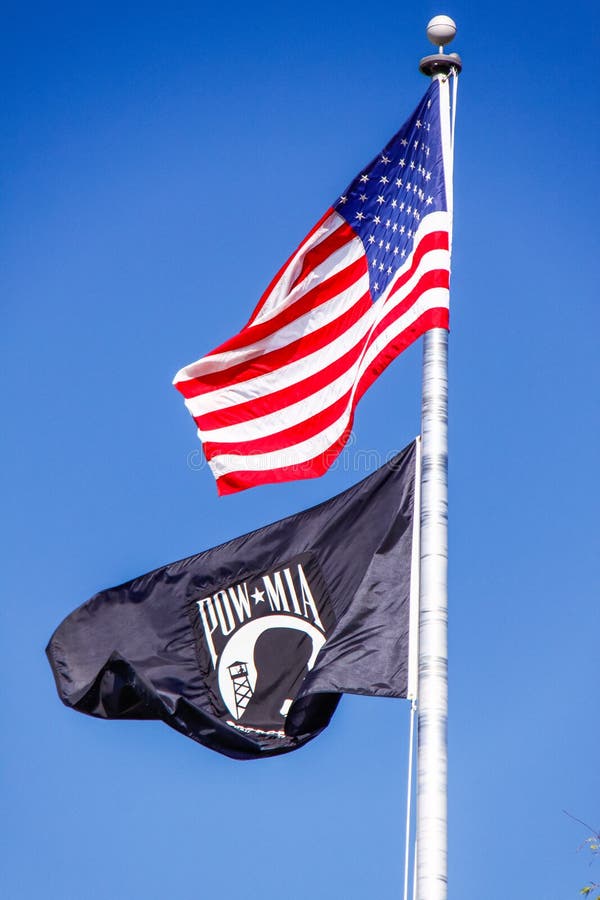 Amerikanska flaggan och POW MIA Flag arkivfoto Amerikanska flaggan och POW MIA Flag arkivfoto
