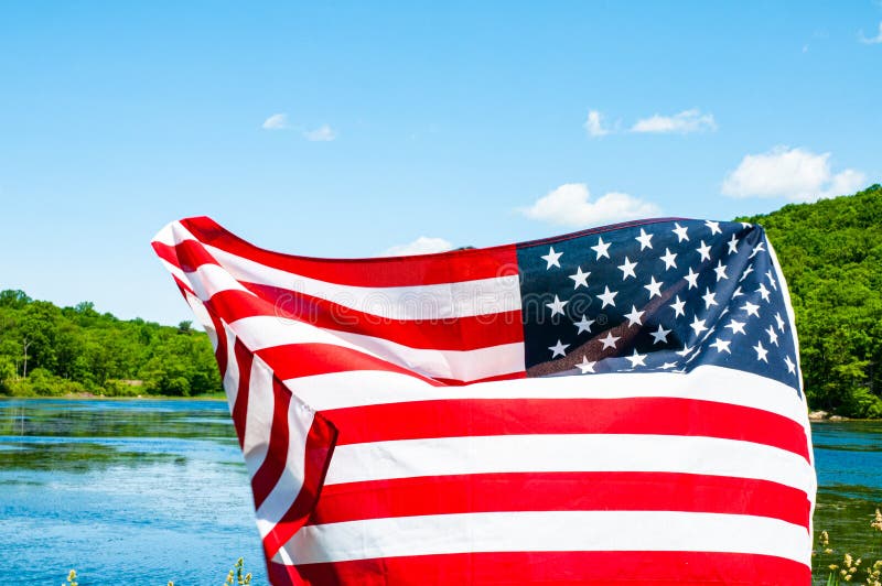 Amerikanska flaggan på sjöbakgrund Förenta staterna firar självständighetsdagen 4th juli royaltyfri bild Amerikanska flaggan på sjöbakgrund Förenta staterna firar självständighetsdagen 4th juli royaltyfri bild