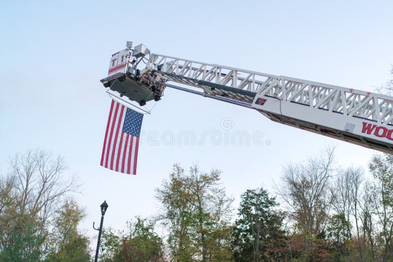 Amerikanska flaggan som hänger från stege för brandlastbil