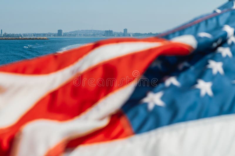 Amerikanska flaggan som vinkar över havet royaltyfri bild Amerikanska flaggan som vinkar över havet royaltyfri bild