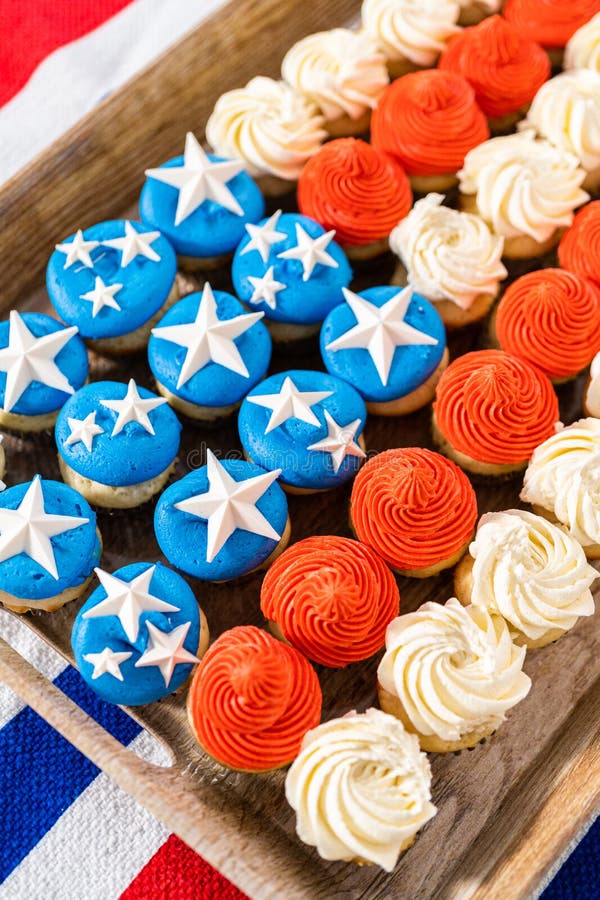 Amerikanska flaggor mini cupcakes. Arrangera mini vanilla cupcakes i form av amerikansk flagga.