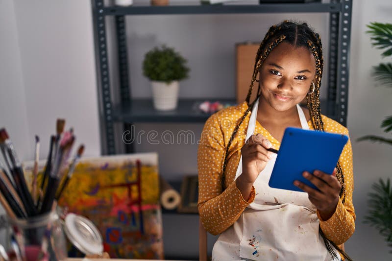 Amerikanska konstnärer som leker självsäker ritning på touchpad vid konststudio royaltyfri foto