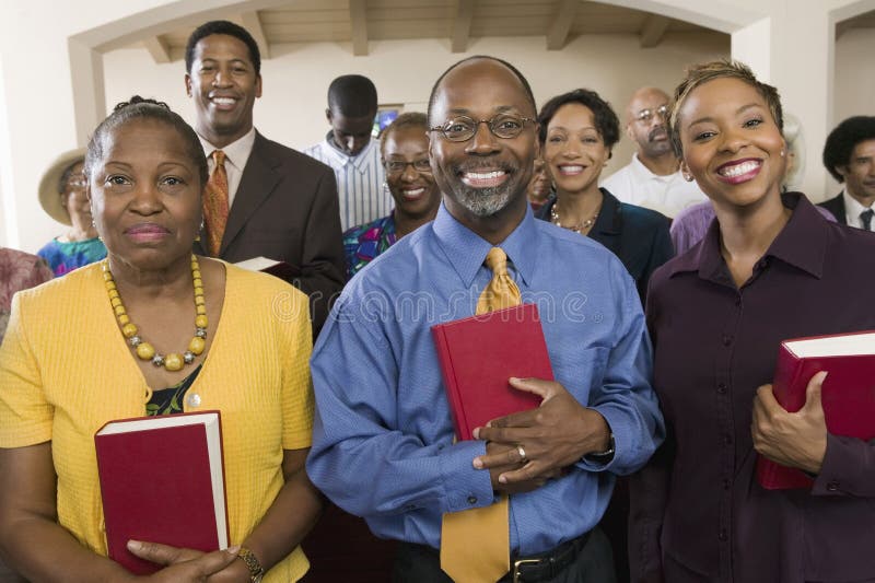 Amerykan Afrykańskiego Pochodzenia ludzie Z bibliami W kościół