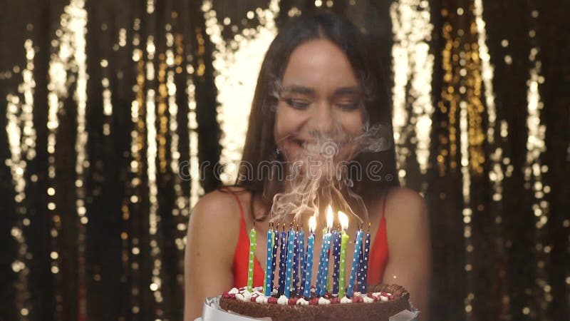 Amerykanin afrykańskiego pochodzenia balonów piękny urodzinowy tort świętuje czekoladowego filiżanki podłoga dziewczyny mienia do zbiory wideo