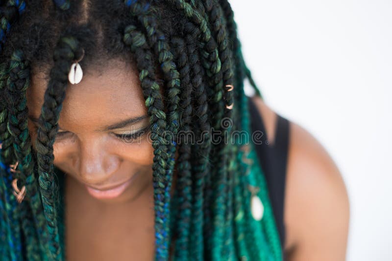 Amerykanin Afrykańskiego Pochodzenia kobieta z Pięknymi cyraneczki zieleni błękita warkoczami