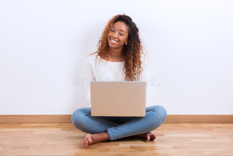 Amerykanin Afrykańskiego Pochodzenia studencka dziewczyna używa laptop - czarny pe