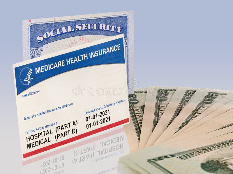 Amerykańska karta ubezpieczenia społecznego z opieką medyczną i dolary na ilustrację kryzysu budżetowego