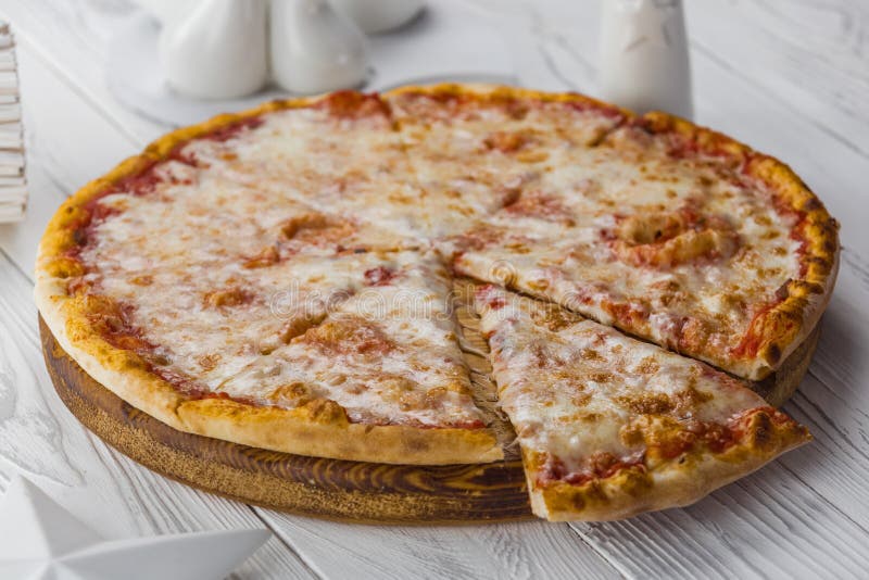 Amerykańska pizza z pepperoni, mozzarellą i pomidorowym kumberlandem, fotografia stock Amerykańska pizza z pepperoni, mozzarellą i pomidorowym kumberlandem, fotografia stock