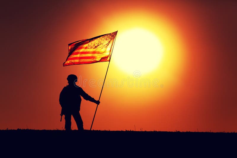 Amerykański żołnierz wojskowy z flagą na zachodzie słońca
