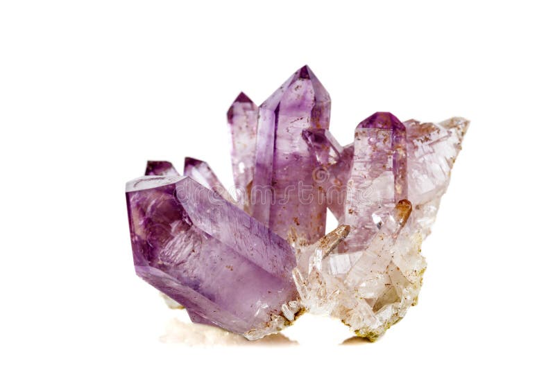 Amethyst-Crystal Druse-Makromineral auf weißem Hintergrund stockfotografie
