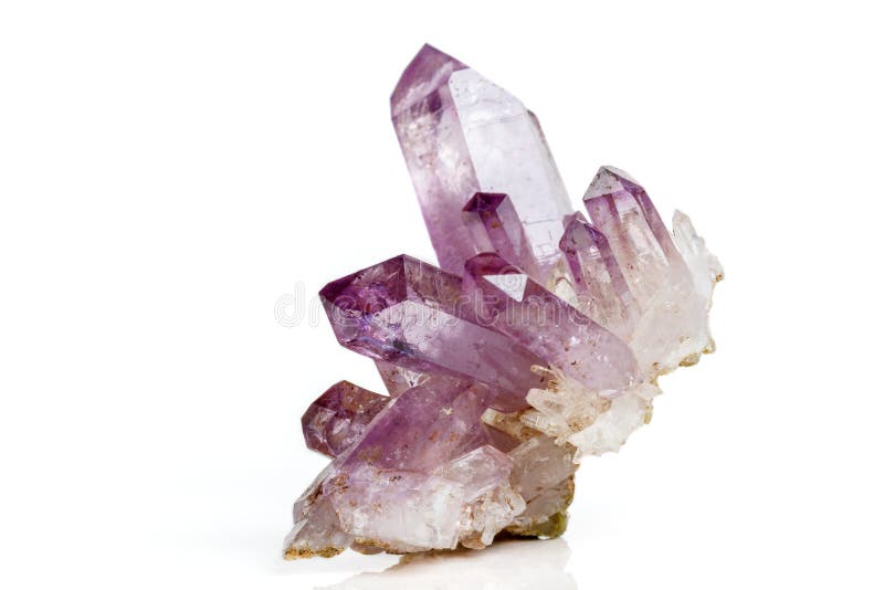 Amethyst-Crystal Druse-Makromineral auf weißem Hintergrund lizenzfreie stockfotos