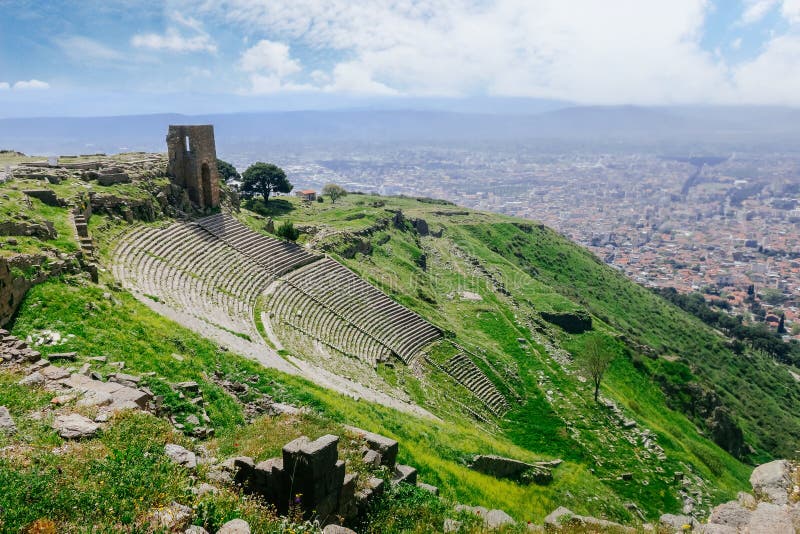 Amfitheater van ruïne roman amphitheatre in Pergamum Pergamon, T royalty-vrije stock afbeeldingen Amfitheater van ruïne roman amphitheatre in Pergamum Pergamon, T royalty-vrije stock afbeeldingen