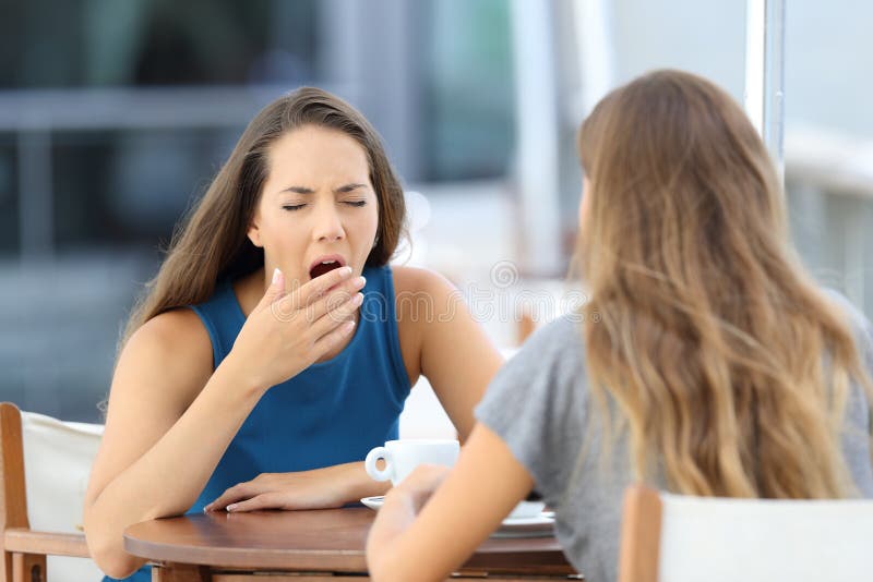 Ami ennuyé ayant une conversation dehors image libre de droits