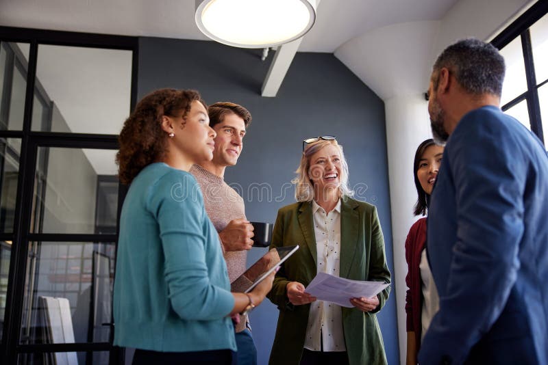Amichevole e multietnico incontro di lavoro durante un incontro informale fotografie stock libere da diritti