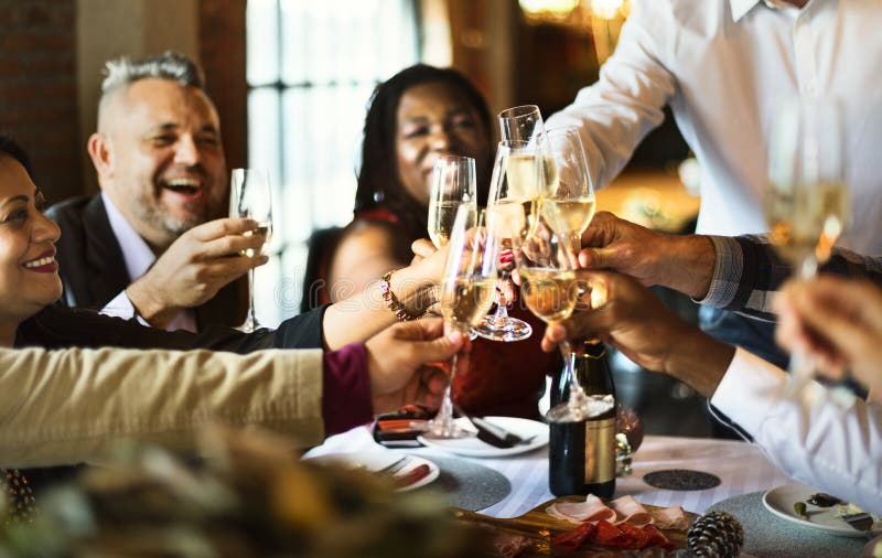Amici ad un partito di cena fotografie stock libere da diritti Amici ad un partito di cena fotografie stock libere da diritti