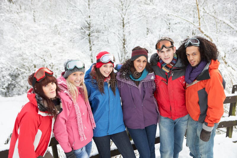 Amici adolescenti che hanno divertimento nel paesaggio dello Snowy immagine stock