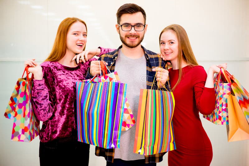 Amici che comperano nel centro commerciale fotografie stock libere da diritti Amici che comperano nel centro commerciale fotografie stock libere da diritti