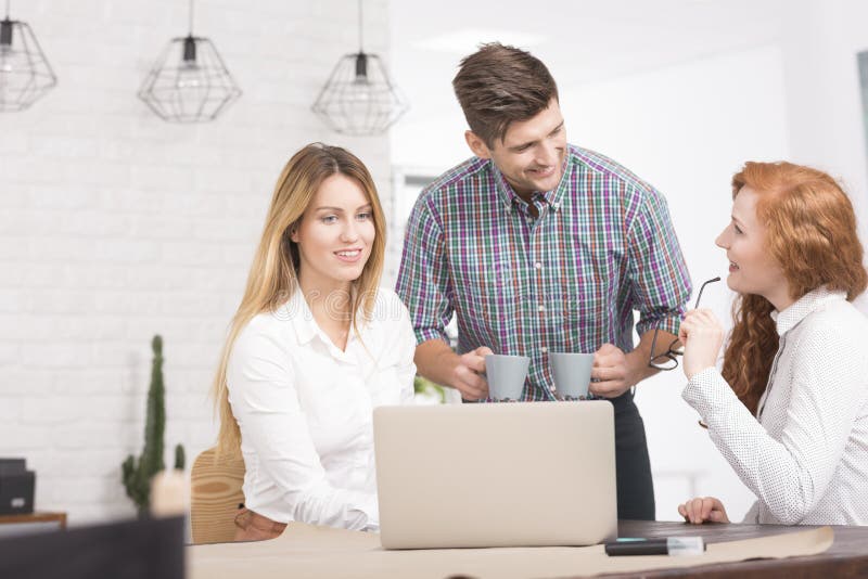 Amici che lavorano al progetto di affari immagini stock libere da diritti Amici che lavorano al progetto di affari immagini stock libere da diritti