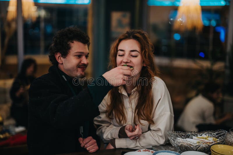 Amici che mangiano insieme in un comodo bar in salotto fotografia stock