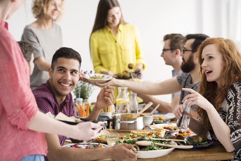 Amici che mangiano una cena vegana sana fotografia stock