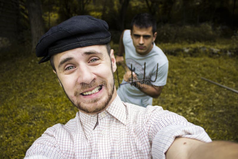 Amici che prendono un autoritratto fotografie stock Amici che prendono un autoritratto fotografie stock