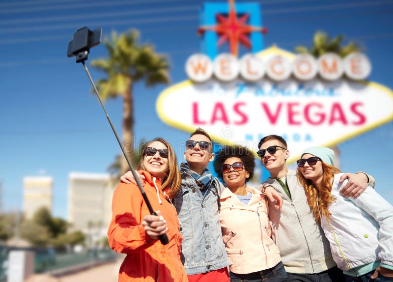Amici che viaggiano a Las Vegas e che prendono selfie