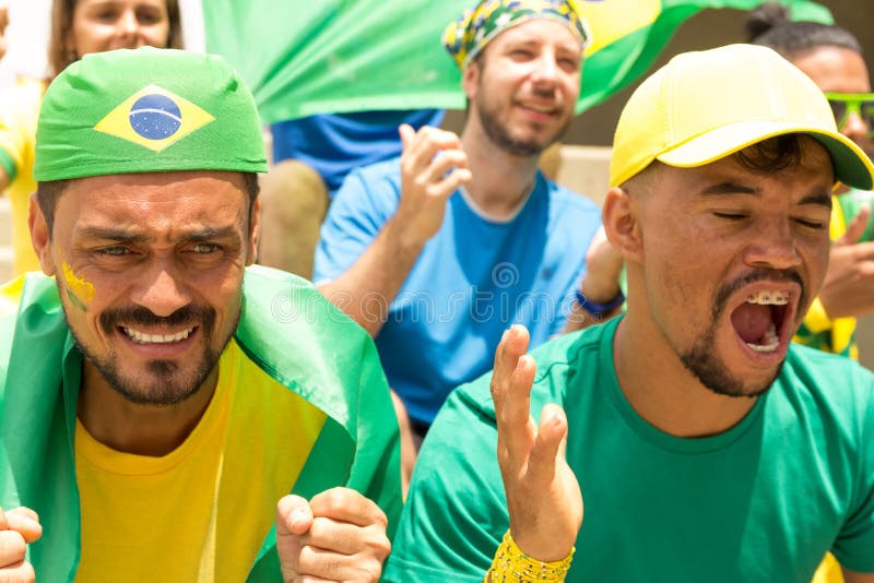 Amici dalla partita di calcio di sorveglianza del Brasile immagine stock libera da diritti Amici dalla partita di calcio di sorveglianza del Brasile immagine stock libera da diritti