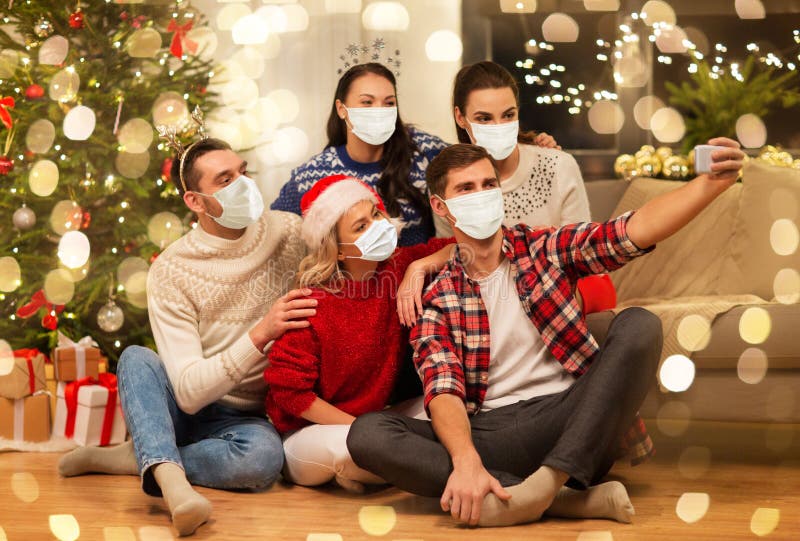 Amici delle maschere che assumono selfie alla festa di Natale