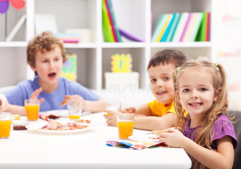 Amici di infanzia che mangiano insieme