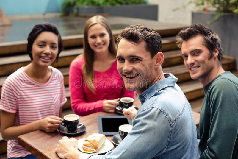 Amici felici che mangiano caffè insieme immagine stock libera da diritti Amici felici che mangiano caffè insieme immagine stock libera da diritti