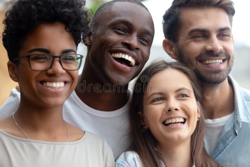Amici felici multirazziali allegri che ridono distogliere lo sguardo posante per la foto fotografia stock Amici felici multirazziali allegri che ridono distogliere lo sguardo posante per la foto fotografia stock