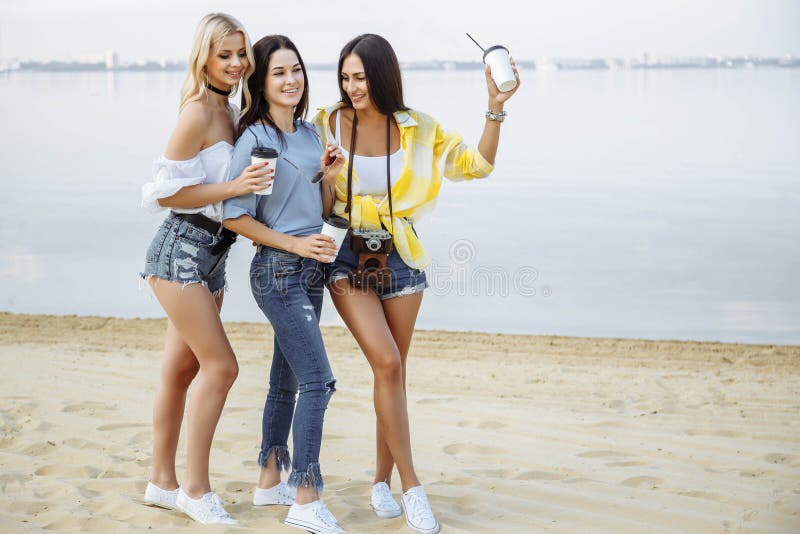 Amici felici sulla spiaggia immagini stock Amici felici sulla spiaggia immagini stock