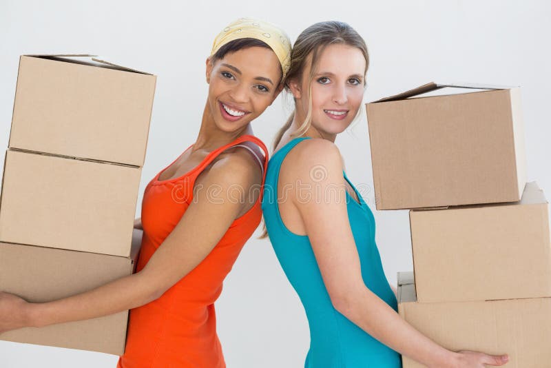 Amici femminili che avvicinano in una nuova casa fotografie stock libere da diritti