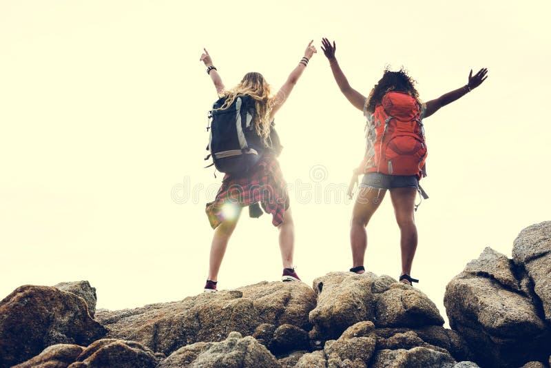 Amici femminili che viaggiano insieme nell'eccitazione