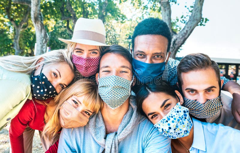 Amici milenari multirazziali che si sono fatti selfie con mascherine chiuse durante l'esplosione di una seconda ondata del covid n