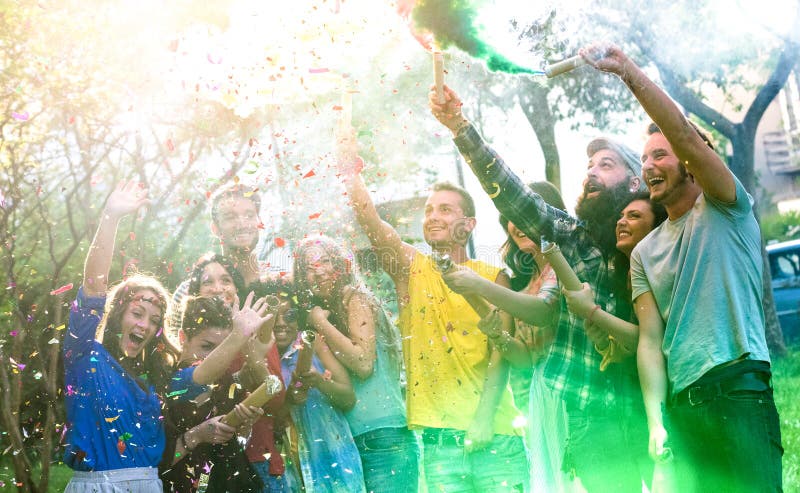 Amici millenari felici divertendosi al ricevimento all'aperto con le bombe fumogene multicolori fuori - di giovani studenti mille immagini stock libere da diritti Amici millenari felici divertendosi al ricevimento all'aperto con le bombe fumogene multicolori fuori - di giovani studenti mille immagini stock libere da diritti