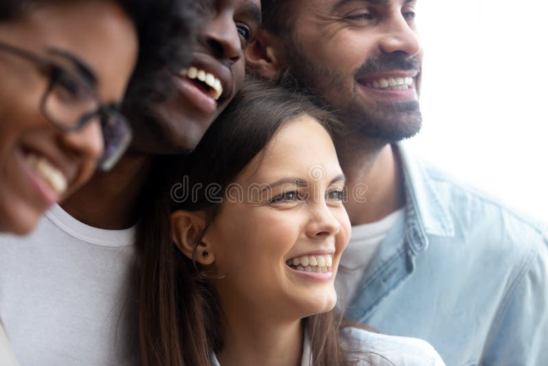 Amici multietnici sorridenti felici divertendosi insieme vicino su fotografie stock libere da diritti Amici multietnici sorridenti felici divertendosi insieme vicino su fotografie stock libere da diritti