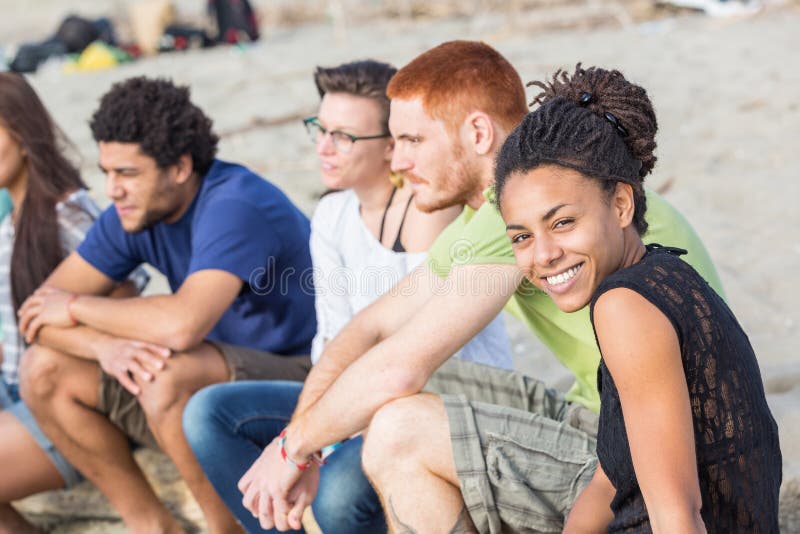 Amici multirazziali alla spiaggia fotografie stock Amici multirazziali alla spiaggia fotografie stock