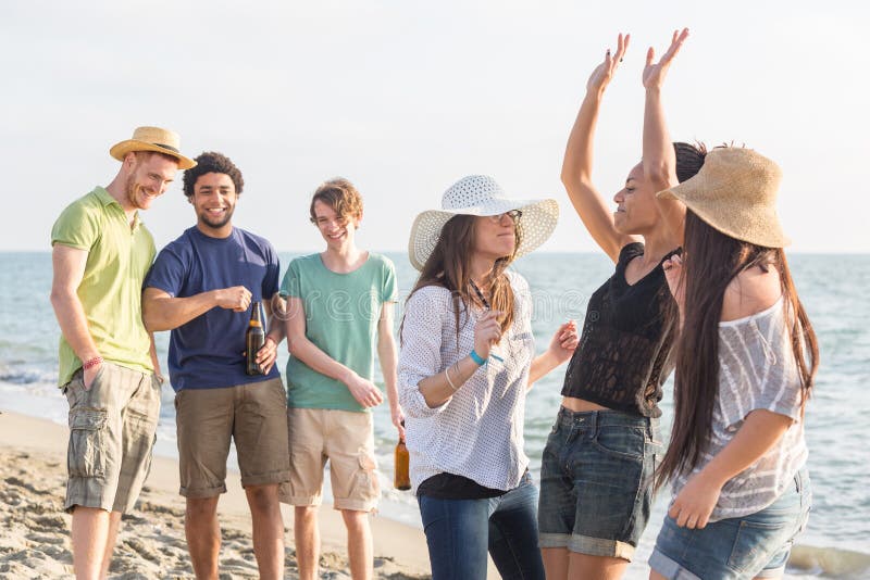 Amici multirazziali alla spiaggia fotografie stock libere da diritti Amici multirazziali alla spiaggia fotografie stock libere da diritti