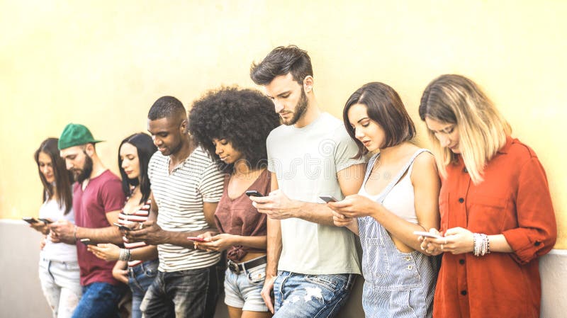 Amici multirazziali che per mezzo dello smartphone mobile al coampus dell'università - la gente di Millenial dedicata dagli Smart immagine stock libera da diritti Amici multirazziali che per mezzo dello smartphone mobile al coampus dell'università - la gente di Millenial dedicata dagli Smart immagine stock libera da diritti