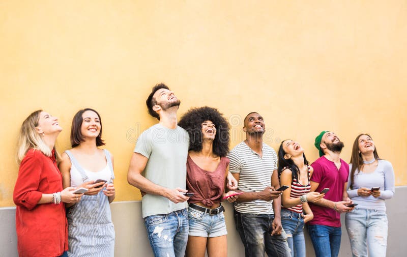 Amici multirazziali divertendosi facendo uso dello smartphone alla parete sulla rottura dell'università - giovani dedicati dagli immagine stock libera da diritti Amici multirazziali divertendosi facendo uso dello smartphone alla parete sulla rottura dell'università - giovani dedicati dagli immagine stock libera da diritti