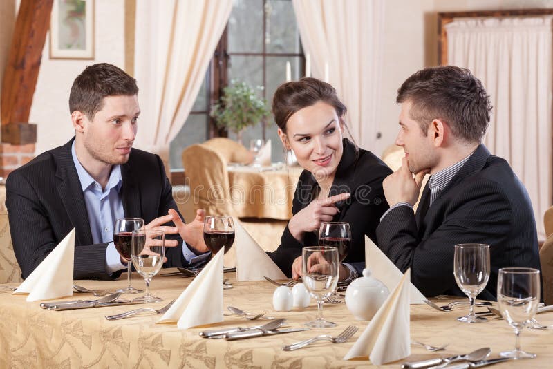 Amici nel corso della riunione nel ristorante immagini stock libere da diritti Amici nel corso della riunione nel ristorante immagini stock libere da diritti
